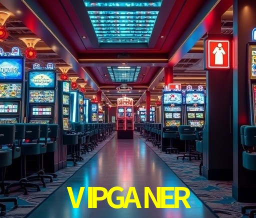 Una escena digital vívida inspirada en casino con VIPGANER mostrado prominentemente, luces brillantes, fichas, cartas y acentos dorados.